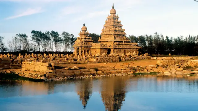 Khi thần thoại trở thành hiện thực. Đền Shore đẹp mê hồn của Ấn Độ – được Unesco công nhận là Di sản Thế giới vào năm 1984 và vẫn trụ vững trong đợt sóng thần khủng khiếp hồi năm 2004 – nằm ngạo nghễ trên bờ biển Tamil Nadu từ thế kỷ thứ 8. Truyền thuyết địa phương kể rằng có sáu ngôi đền khác xung quanh và nằm trong một thành cổ đẹp đến nỗi nó bị các vị thần ghen ghét nhấn chìm. Truyền thuyết gần trở thành hiện thực khi trận sóng thần năm 2004 càn quét bờ biển phía đông Ấn Độ và làm phát lộ những di tích do con người tạo dựng như một con sư tử bằng đá granite. Các cuộc thám sát dưới nước sau đó cho thấy có một khu phức hợp rộng lớn các đền đài đã từng tọa lạc ở đó và nhiều khả năng nó cũng bị tàn phá bởi một trận sóng thần.