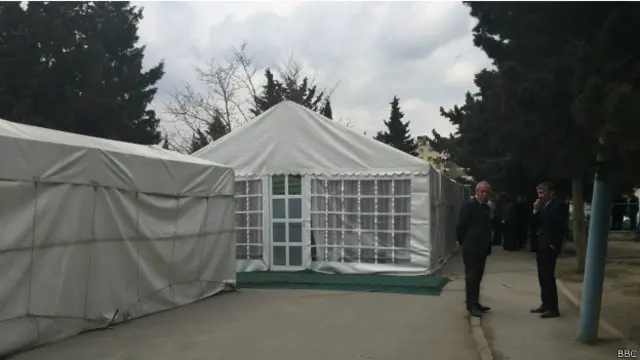 Hər iki pilotun yaşadığı ərazidə insanları qəbul etmək üçün çadır qurulub