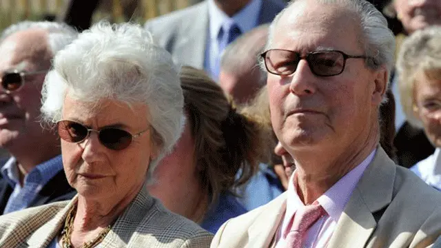 ব্রিটিশ প্রধানমন্ত্রী ডেভিড ক্যামেরনের বাবা ইয়ান ডোনাল্ড ক্যামেরন। তার কোম্পানি তিরিশ বছর ব্রিটেনে কোন কর দেয়নি বলে অভিযোগ।