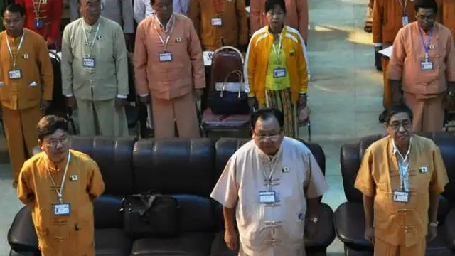 အခြေခံ ဥပဒေ ကို ပြင်မယ်ဆိုတဲ့ ကတိကဝတ် ရဖို့ အတွက် လက်ရှိ အစိုးရဟာ တပ်မတော် နဲ့ ဆွေးနွေးသင့်တယ်လို့ ပြော