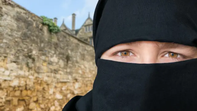 Mujer con hijab