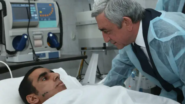 Ermenistan Cumhurbaşkanı Serj Sarkisyan hastanede tedavi gören gönüllü savaşçıları ziyaret etti.