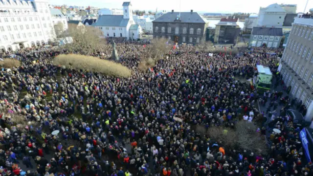 දහස් ගණන් ජනතාව අගමැතිවරයාට එරෙහිව වීදි උද්ඝෝෂණ පැවැත්වූ ආකාරය