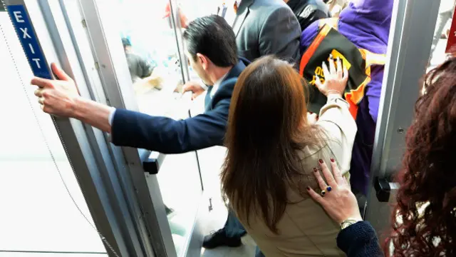 ¿Tire o empuje? James Allan no supo cómo abrir la puerta para escapar tras el robo.