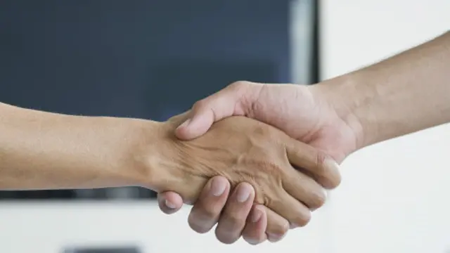 دست دادن زن و مرد در مدرسه سوئیسی مشکل‌ساز شده است