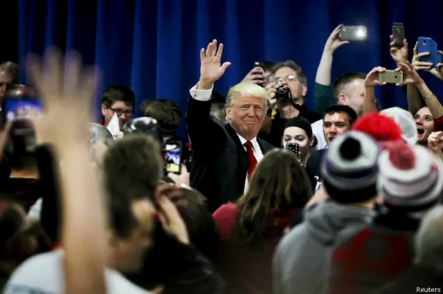 ترامپ القاء میکند که او معترض به جریان اصلی محافظه کاری در امریکا است زیرا این جریان شغل های خوب را به کشور های دیگربرده است و باعث بیکاری آنها شده و بخشی از آنها را مجبور کرده است که به شغل های پست خدماتی تن بدهند.