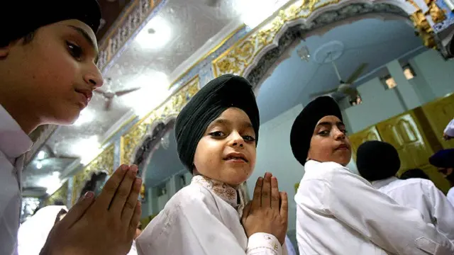  پشاور شہر ہشتنگری گیٹ کے قریب سکھوں کے ایک گوردوارے کو 70 سال بعد عبادت کے لیے کھول دیا گیا تھا۔ سردار سورن سنگھ حکومت کے اس اقدام کو سراہا تھا