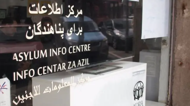 庇护信息中心的玻璃窗上用阿拉伯语写的告示