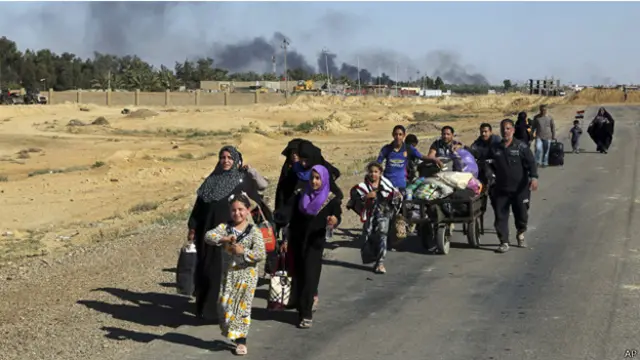 اهالي هيت يهربون من القتال الدائر في بلدتهم
