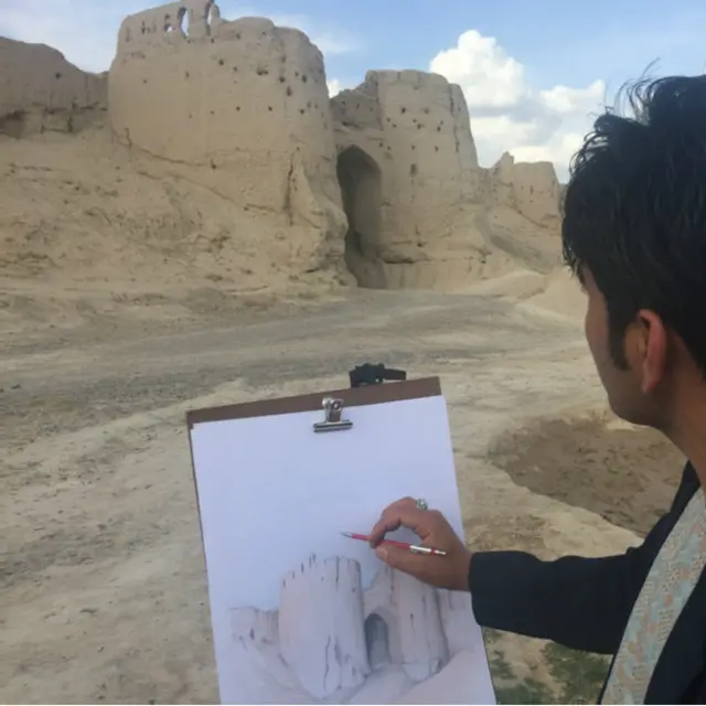 صمدزي ساعت وروسته د کلا داسې په زړه پورې انځور وایست، ته وا د کامرې تور او سپین عکس دې مخې ته اېښی دی.