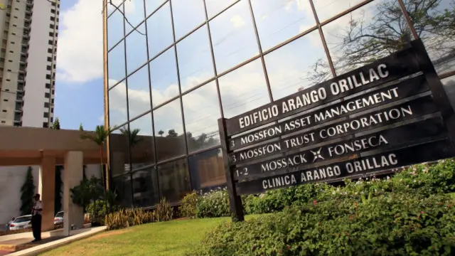 Журналісти твердять, що із мільйонів документів щодо клієнтів Mossack Fonseca деякі стосуються офшорних справ двох десятків українців чи громадян інших країн, які мають зв'язки з Україною