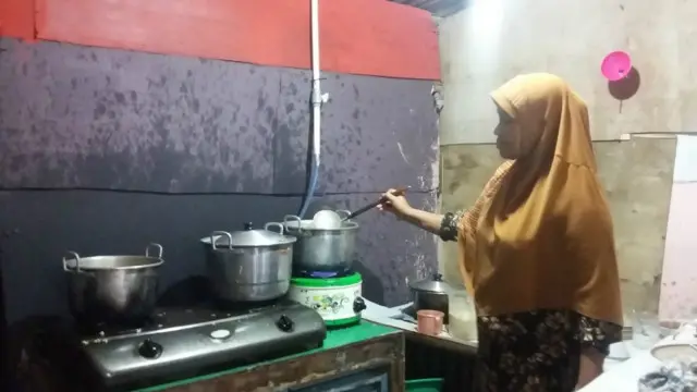 Bahan bakar untuk memasak di Kantin Gas Metan berasal dari gas metan yang dialirkan dari Tempat Pembuangan Akhir Jatibarang.