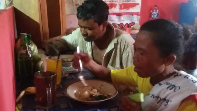 Para pengunjung Kantin Gas Metan menyantap hidangan setelah menukarkan sampah plastik.