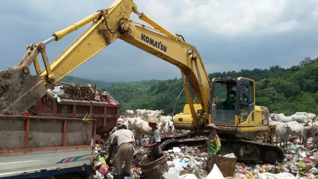 Gas metan muncul dari sampah aktif yang tertimbun di TPA Jatibarang selama dua tahun.