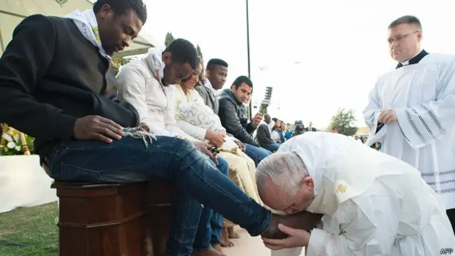 پوپ نے مختلف مذاہب کے پناہ گزینوں کے پاؤں چومے