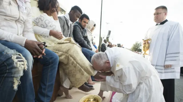 पोप फ़्रांसिस, पैर धोते-चूमते हुए