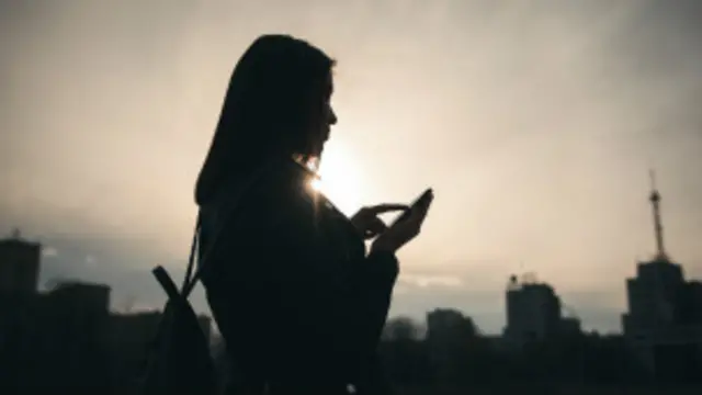 La función atenúa la luz de la pantalla.