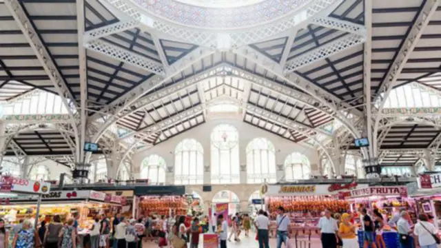 瓦伦西亚（Valencia）的中心市场（Mercado Central）- 在这座精致的西班牙新艺术风格的建筑中售卖的食物比起市场的建筑外观毫不逊色。(Getty)