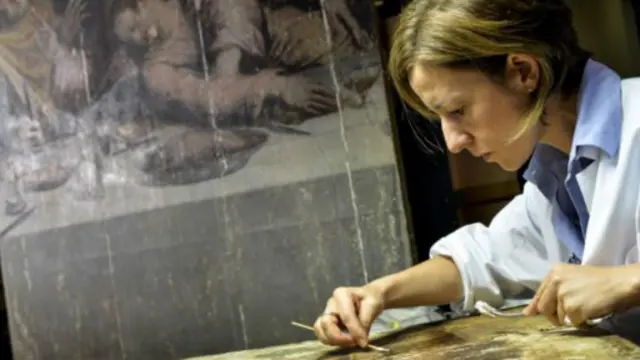 佛羅倫薩達巴索古堡的藝術品修複研究所，一位修複者正在修複一幅畫。（圖片來源：Getty）