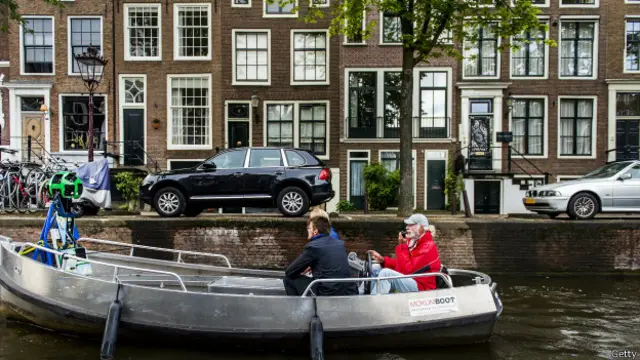 У вузький будиночок легше підняти меблі через вікно, ніж по сходах