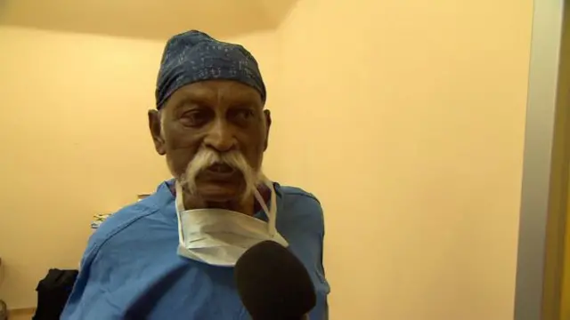 Чарльз Віва, пластичний хірург на пенсії, що раніше працював у Національній службі охорони здоров’я, понад сорок років проводить хірургічні марафони у країнах, що розвиваються