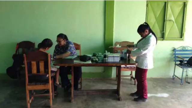 Un médico atiende a un niño