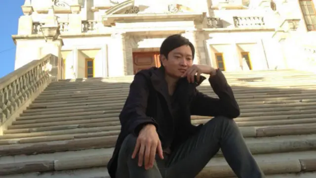 在墨西哥Guanajuato大学门口沉思