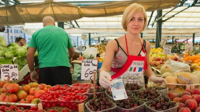 威尼斯里亚托桥（Rialto Bridge）附近的市场摊贩（图片来源：Getty）