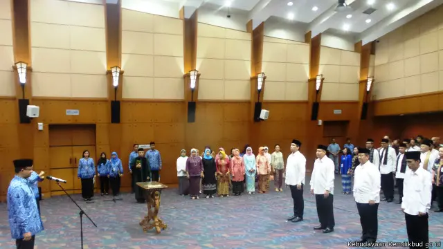 Hilmar Farid (kiri, kemeja putih) saat dilantik sebagai Dirjen Kebudayaan bersama pejabat lainnya, Desember 2015 lalu.