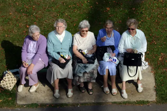 В развитом мире все больше людей доживают до 80 лет и более