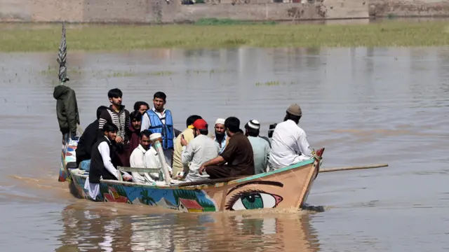 ادھر صوبے کے بیشتر متاثرہ علاقوں سے ملنے والی اطلاعات کے مطابق بارشوں کے باعث زیادہ تر سڑکیں پانی میں بہہ جانے سے راستے بدستور بند ہیں جس سے لوگوں کو شدید مشکلات کا سامنا ہے۔