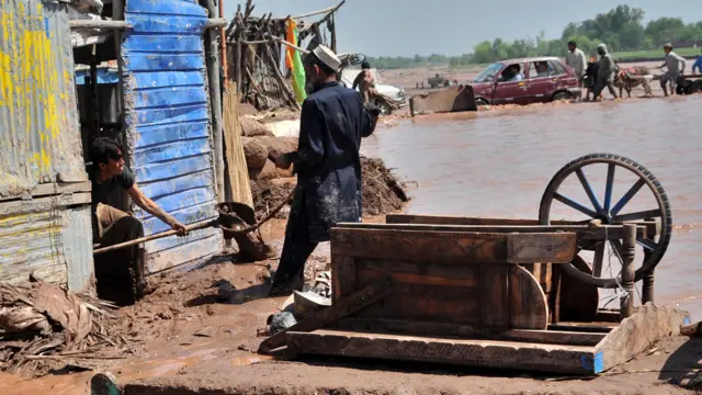 بیان میں مزید کہا گیا ہے کہ بارشوں سے صوبہ بھر میں 374 مکانات جزوی یا مکمل طور پر تباہ ہوئے۔