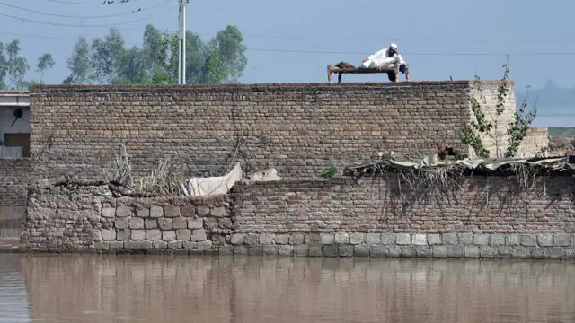 ملبے تلے دبے ہوئے افراد کے بارے میں کچھ نہیں کہا جاسکتا کہ آیا وہ زندہ ہیں یا مرچکے ہیں