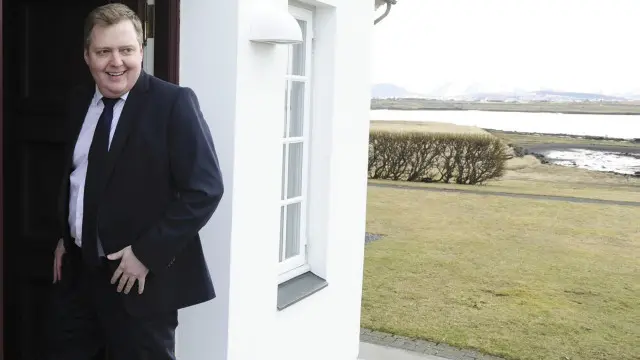 ஐஸ்லாந்து நாட்டின் பிரதமர் சிக்முந்தூர் குன்க்ளோஸன் முன்னதாக நாடாளுமன்றத்தை கலைக்க பரிந்துரைத்தார். 