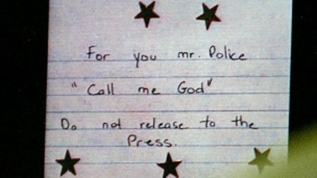 Nota decorada con estrellas del Francotirador de Beltway, que mató a 10 personas en 2002 en EE.UU. Dice: "Para usted señor policía: llámeme Dios. No lo divulgue a la prensa"