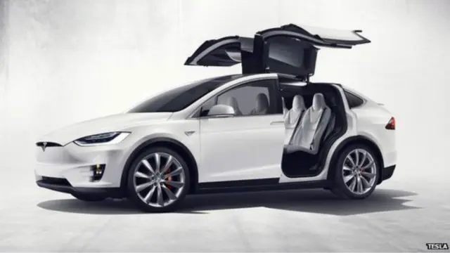 قالت شركة تسلا إن نظام أتوبايلوت هو نظام شبه آلي وليس نظاما آليا كاملا للقيادة.