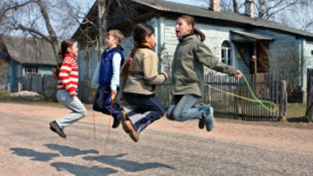 Además de ser un juego infantil, saltar la cuerda puede ser un ejercicio muy divertido.