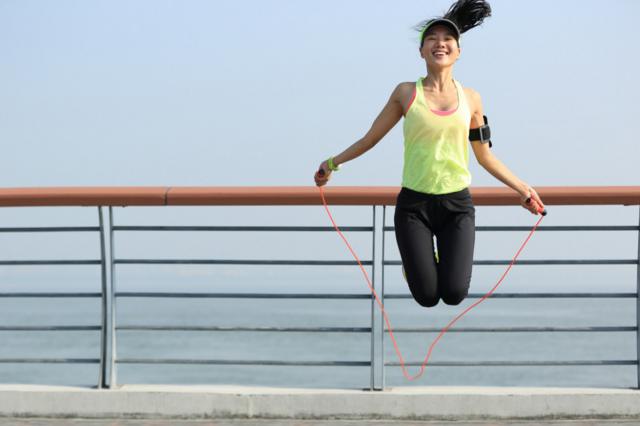Saltar la cuerda es un ejercicio muy recomendado para aumentar la coordinación y la resistencia cardiovascular.