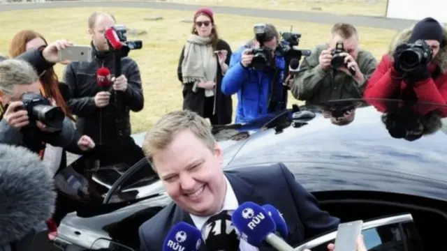 قال غونلوغسون إنه لم ينتهك أي قانون، وإن زوجته لم تنتفع ماليا.