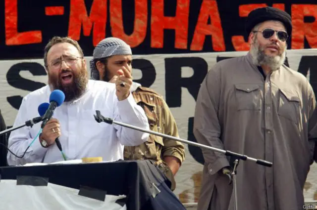 शेख उमर बक्री मोहम्मद (बाएं) और शेख अबु हमज़ा (दाएं) 2002 में लंदन की एक रैली में.