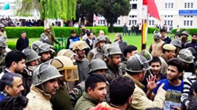 سرینگر میں واقع این آئی آئی ٹی کے کیمپس میں مشتعل طلبہ پر پولیس نے لاٹھی چارج کی ہے