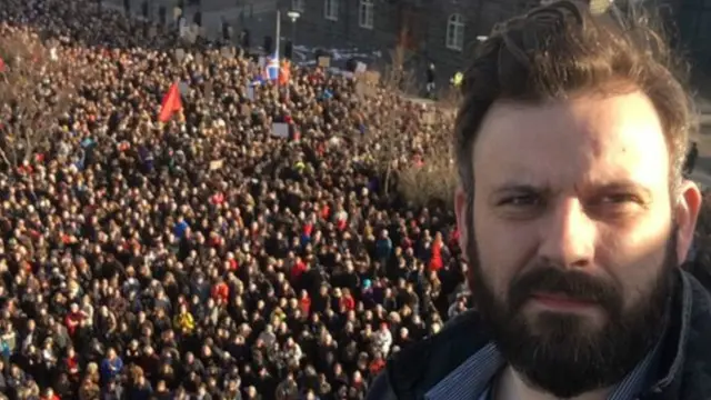 朗纳‧汉生在示威者前自拍