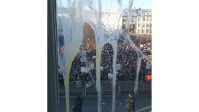 有示威人士向国会大楼掷蛋