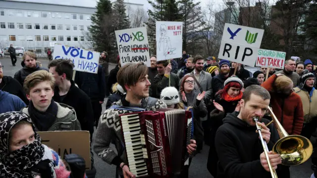 参与示威的冰岛民众
