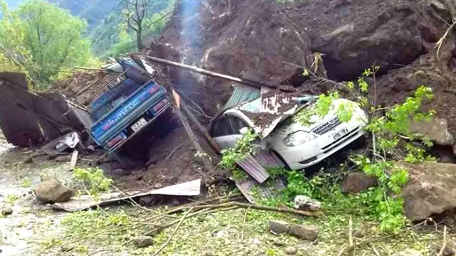 اتھورہ باڑی کا پوراگاؤں پہاڑی تودے تلے دب کر رہ گیا ہے جو 19 مکانات پر مشتمل تھا