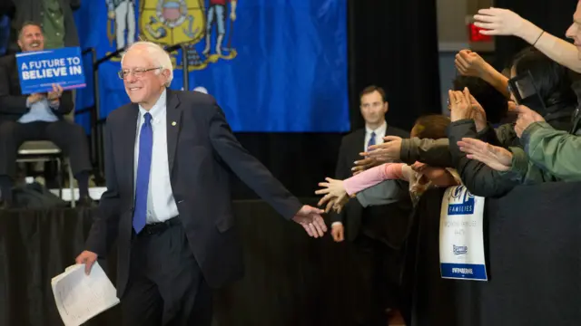 桑德斯抵达威斯康辛州演讲会场