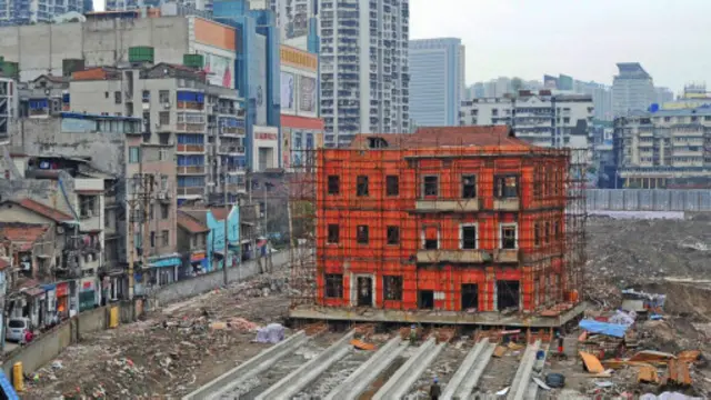 工人们准备将中国湖北省武汉市一座建筑移动 90 米。（图片来源：Getty Images）