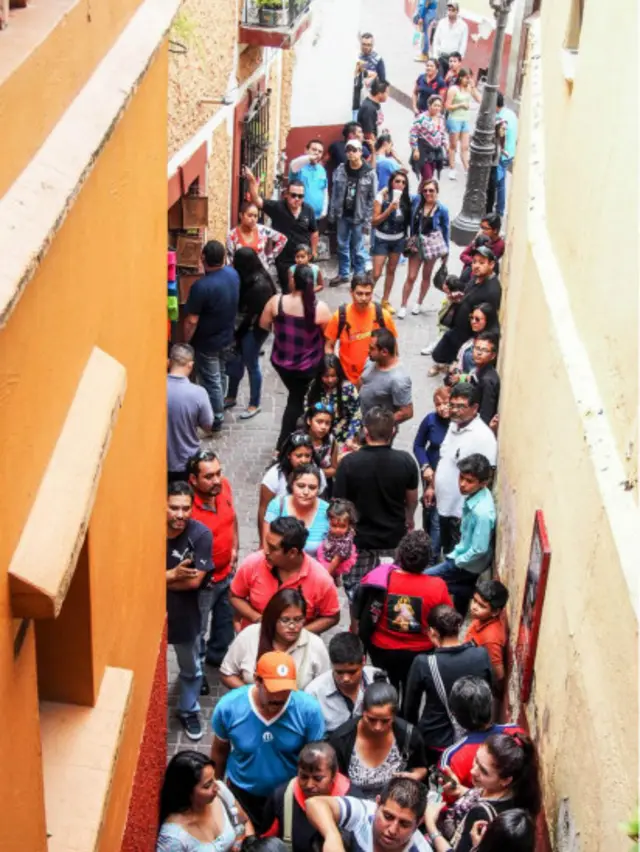 每年有成千上萬滿懷希望的浪漫主義者來到親吻小巷。（圖片來源：Nathaniel Janowitz)