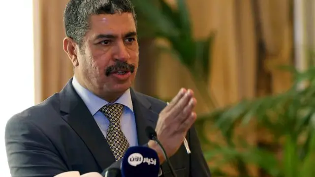 مسؤول يمني يقول إن إقالة بحاح قد تقوض محادثات السلام المقرر عقدها هذا الشهر