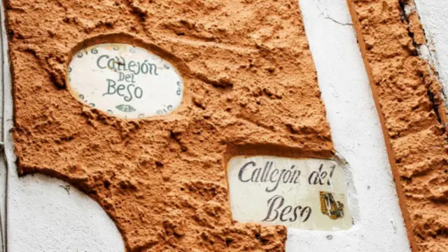 親吻小巷的路標上飾有一對唇印。（圖片來源：Nathaniel Janowitz)